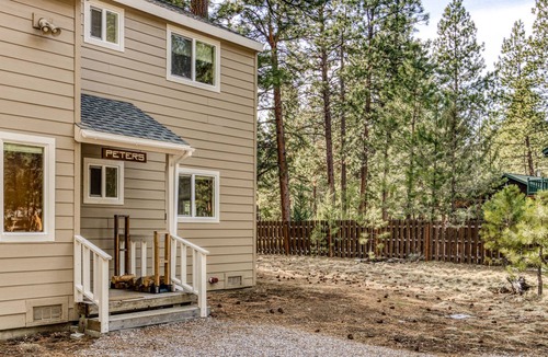 Sisters Cabin | Cozy Cabin w/ Shared Pool & Tennis Courts - Near Town & Wilderness