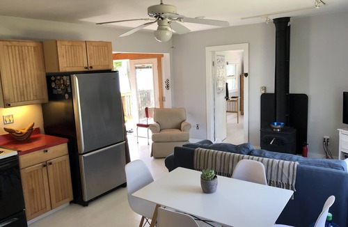 Town of Torrey House | Cozy Cabin With 165 Ft Beach and wood-fired hot tub! Center of FLX wine country!