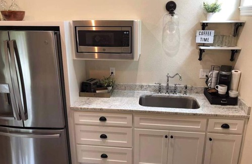 Siloam Springs Apartment | Cozy Farmhouse Downtown Apartment