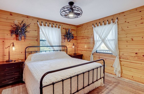 Arrow Point Cabin | Cozy Missouri Cabin w/ Furnished Deck & Lake Views