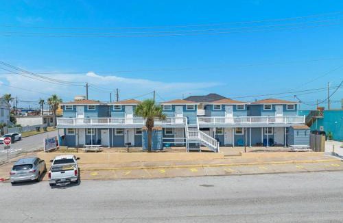 San Jacinto Apartment | Cozy ocean view condo on Galvestons east end, close to cruise terminal
