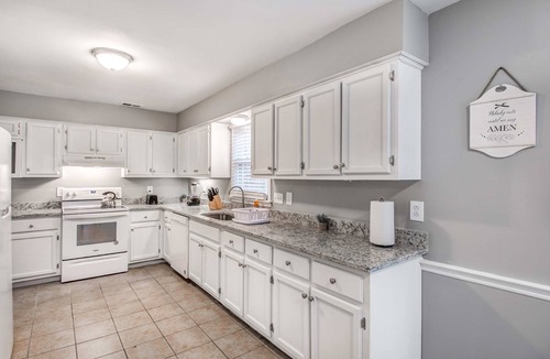 Cordova House | Cozy Patio, Mins to Downtown! Cordova Colonial