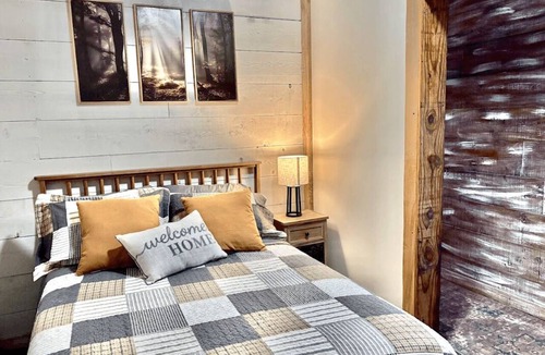 Clinton Cottage | Cozy, Private Retreat - Close to the Lake - Views, Fishing, Kayaks, Games & MORE
