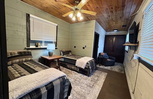 Clinton Cottage | Cozy, Private Retreat - Close to the Lake - Views, Fishing, Kayaks, Games & MORE