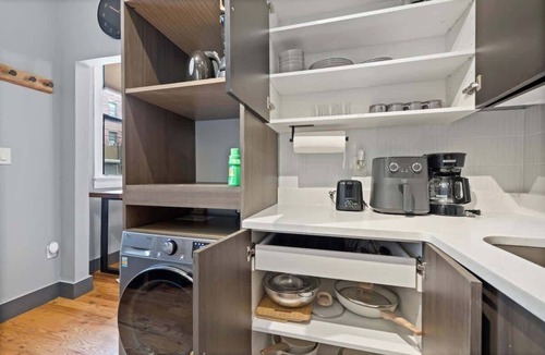 The Heights Apartment | Cozy Studio Getaway | Near NYC/NJ, MetLife & PATH