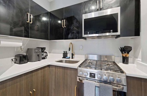 The Heights Apartment | Cozy Studio Getaway | Near NYC/NJ, MetLife & PATH