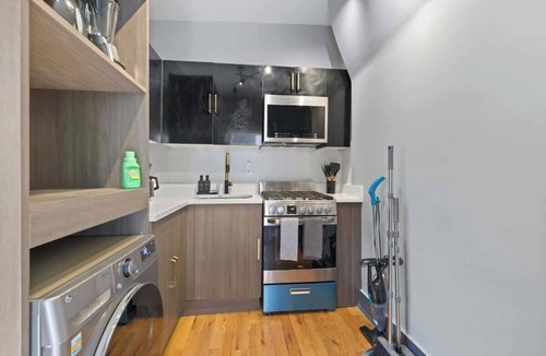 The Heights Apartment | Cozy Studio Getaway | Near NYC/NJ, MetLife & PATH