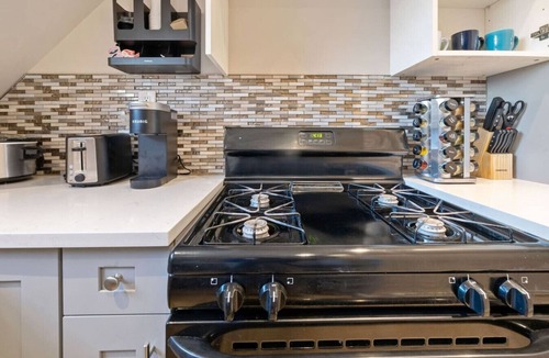 East Orange Apartment | Cozy Winter 2 BR Near NYC Parking Wifi WFH