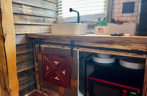 Hot Springs Cabin | Cub Cabin Bunkhouse - Tiny Home Vibes