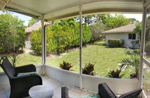 Park East Villa | Cute 2/2 near downtown and beaches! 1 hour from Tampa's theme parks & museums!