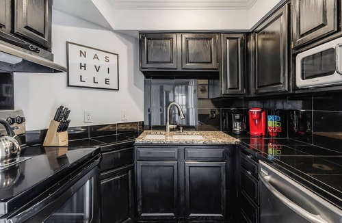 Rutledge Hill Condo | Cute & Comfy! Walk 2 Bars! Free Parking!