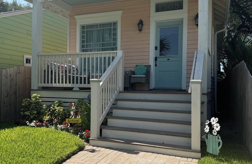 San Jacinto Cottage | Cute, updated home close to the beach!