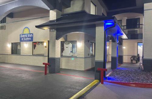 Dickinson Hotel | Days Inn by Wyndham Dickinson TX