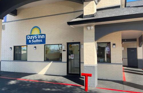 Dickinson Hotel | Days Inn by Wyndham Dickinson TX