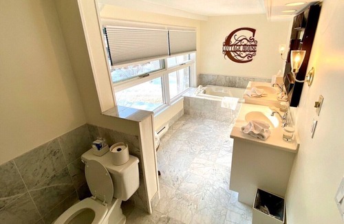 West Dover Resort | Deluxe King Suite, Living Room w/sofa bed & fireplace