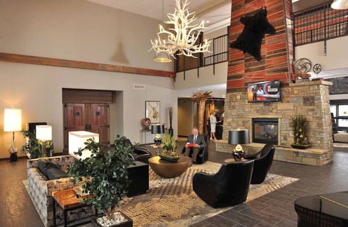 Independence Hotel | Deluxe King Suite In Stoney Creek Kansas City, Hot indoor/outdoor pool