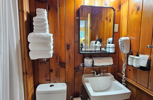 Hendersonville Hotel | Double Queen Hotel Rm Near DT Hendo & Flat Rock