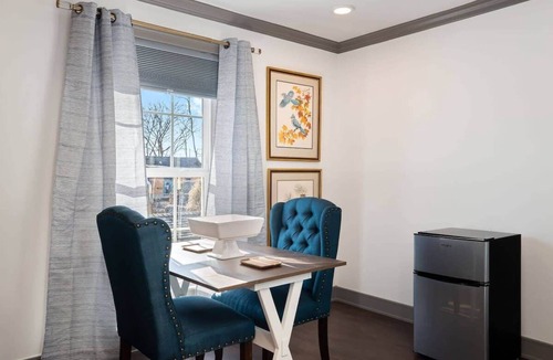 Parkville Apartment | Downton Parkville King Bed Walkable Balcony Shops