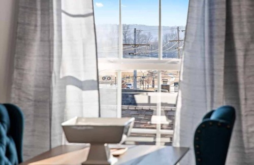 Parkville Apartment | Downton Parkville King Bed Walkable Balcony Shops