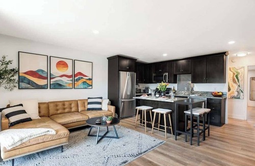 Bend Condo | Downtown condo with a view and hot tub access