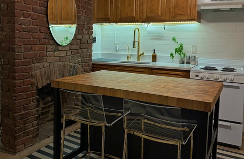 Historic Downtown Apartment | Downtown Jersey City Gem! 2bd/1bth Quiet Duplex w Backyard. 10 min from NYC!