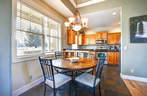 Redmond House | Eagle Crest Retreat, HOT TUB, Dogs OK, EV Charger