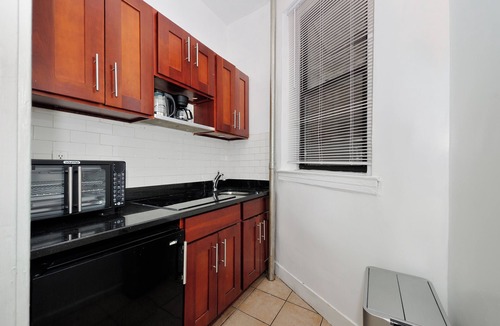Kips Bay Apartment | Eclectic Artsy 1-bedroom apartment in Flatiron/High Ceilings