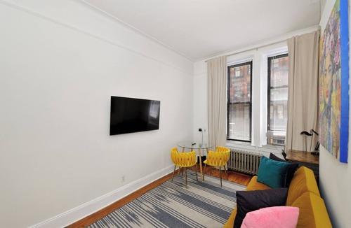 Kips Bay Apartment | Eclectic Artsy 1-bedroom apartment in Flatiron/High Ceilings
