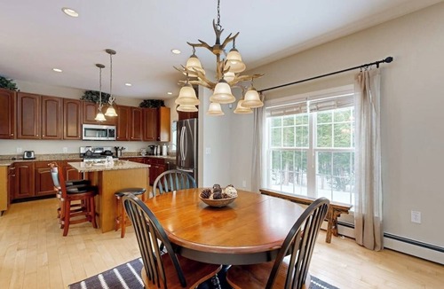 Stratton and Bromley Ski Areas House | Elegant house in quiet neighborhood, close to ski mountains, gas fireplace, wifi