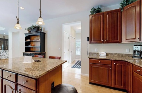 Stratton and Bromley Ski Areas House | Elegant house in quiet neighborhood, close to ski mountains, gas fireplace, wifi