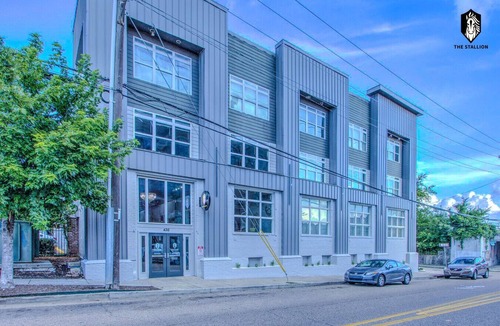 Downtown Memphis Apartment | `Elvis - The Legend` Loft - Steps from Attractions