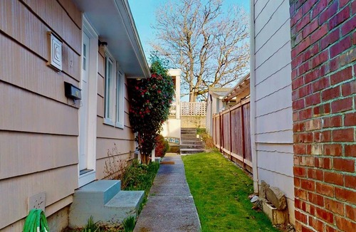 Snohomish Apartment | Emily's Escape: A/C, Smart TV, Carport