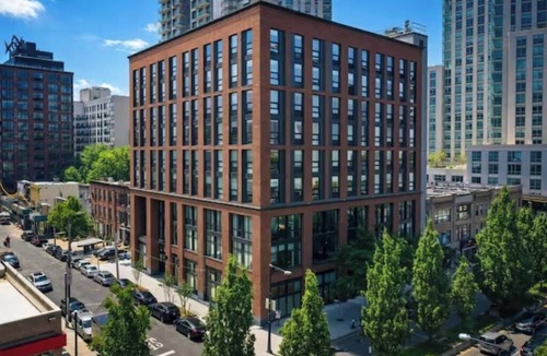 Hunters Point Apartment | Enjoy Urban Comfort at Minimalist 2BR Unit w/Full Kitchen near Court Square