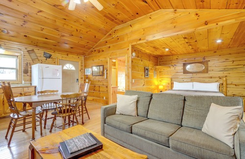 Eureka Springs Cabin | Eureka Springs Cabin on 9+ Acres: Community Perks!