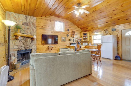 Eureka Springs Cabin | Eureka Springs Cabin on 9+ Acres: Community Perks!