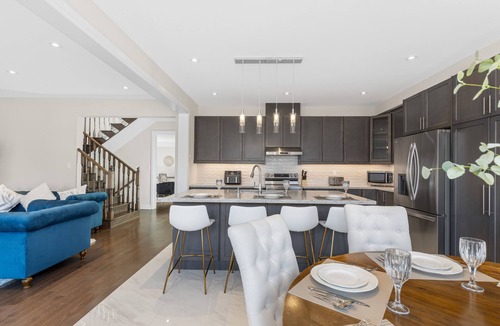 Mount Pleasant House | Executive 5BR-4BATH Detached Retreat Brampton/Miss Border