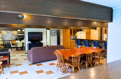 Cherokee Village House | Families have been gathering at the McCabe House in Cherokee Village for generations.