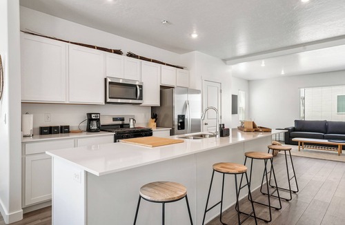 American Fork House | Family-Friendly 3-Story Home Sleeps 9