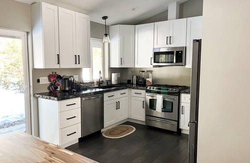 Three Rivers House | Family-Friendly 3BR w/Hot Tub Near Sunriver Sleeps 8 - The Kos House