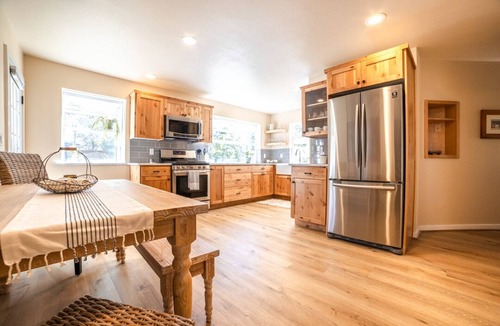 Bend House | Fantastic Location! Directly above river w/a 5 minute walk to downtown.