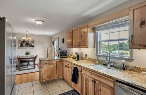 McEwen Cabin | Farm Stay Near Downtown Dickson- Scenic Deck & BBQ