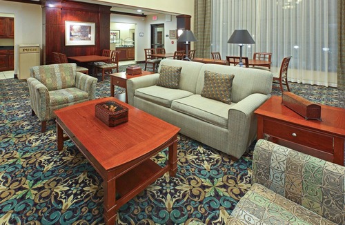Lake Hamilton Apartment | Free Breakfast. Pool. Close to Hot Springs National Park + Local Businesses!