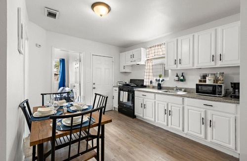 Weequahic Apartment | Fun Family getaway - NYC & NWK w free parking