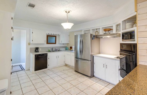 San Leon Apartment | Galveston Bay Studio: Walk to Fishing & Boating!