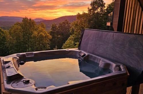 Saluda House | Golden Dawn at Saluda Mountain Retreats