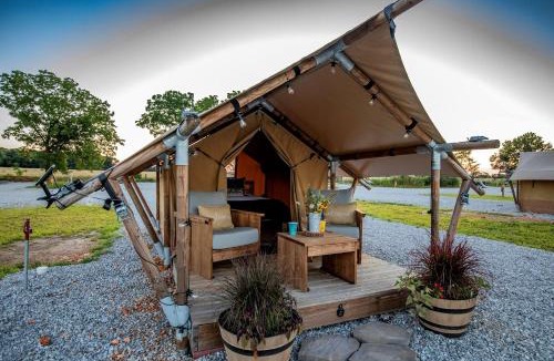 Cassville Other | Gorgeous Tented Cabin Close to Great Hiking Trails in Cassville, Missouri