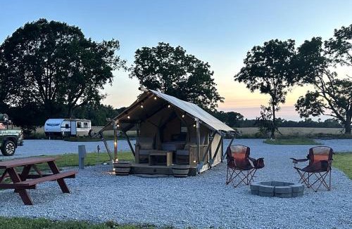 Cassville Other | Gorgeous Tented Cabin Close to Great Hiking Trails in Cassville, Missouri
