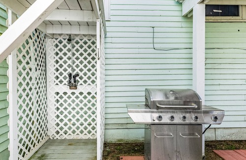 San Jacinto House | Ground-Floor Duplex w/Free WiFi, Private W/D, Shared Grill - 1 Block from Beach