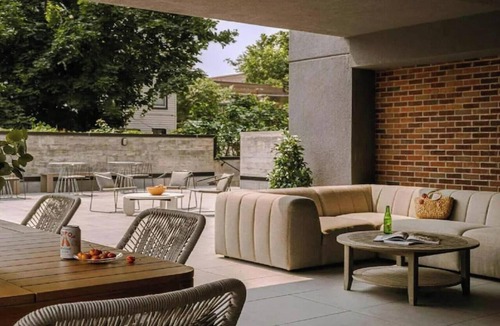 Queens Apartment | Guest Room|2 Double Beds|Dutch Hotel