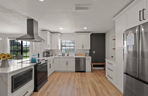 Gulf Gate Woods House | Gulf Gate Poolside Retreat | Heated Pool | Space for the entire Family + Dog | Short drive to Siesta